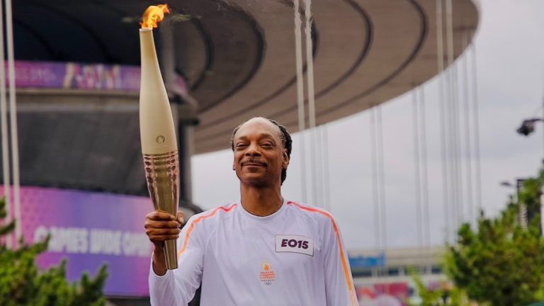 VIDEO. Momentul în care Snoop Dogg poartă torța olimpică la Jocurile Olimpice Paris 2024