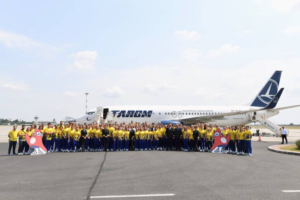 Echipa sportivă Tarom lângă avion pe pistă