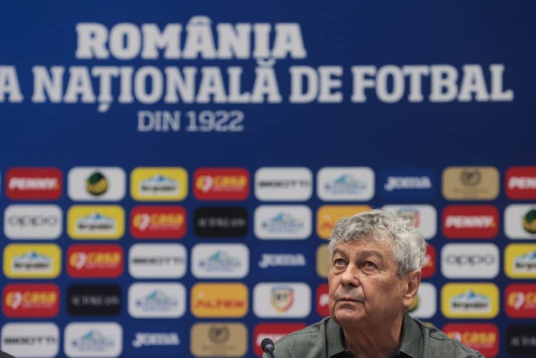echipa națională a României Bărbat în fața bannerului echipei naționale de fotbal