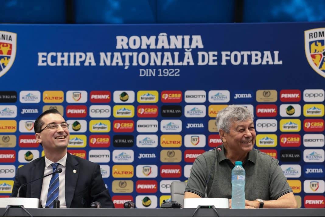 echipa națională a României are un nou antrenor - Mircea Lucescu Doi bărbați zâmbind la conferința fotbalului românesc