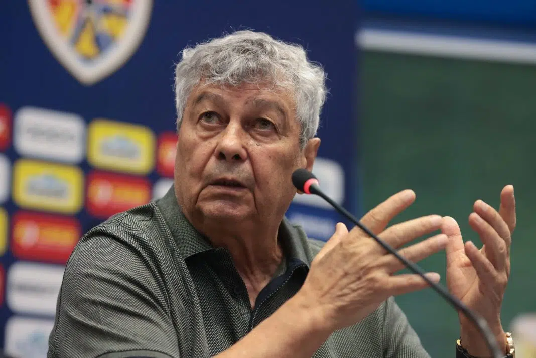 Mircea Lucescu vorbește la coferința de presă a echipei naționale a României