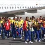 Atleți români coborând din avion, cu medaliile