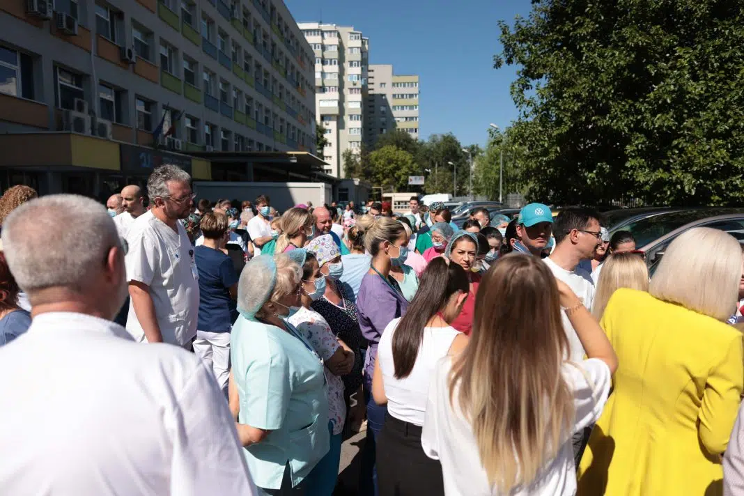 Mulțime adunată în fața unui spital urban