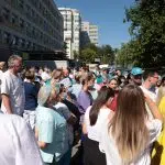 Mulțime adunată în fața unui spital urban