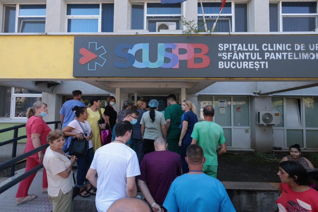 Oameni așteptând în fața spitalului Sfântul Pantelimon