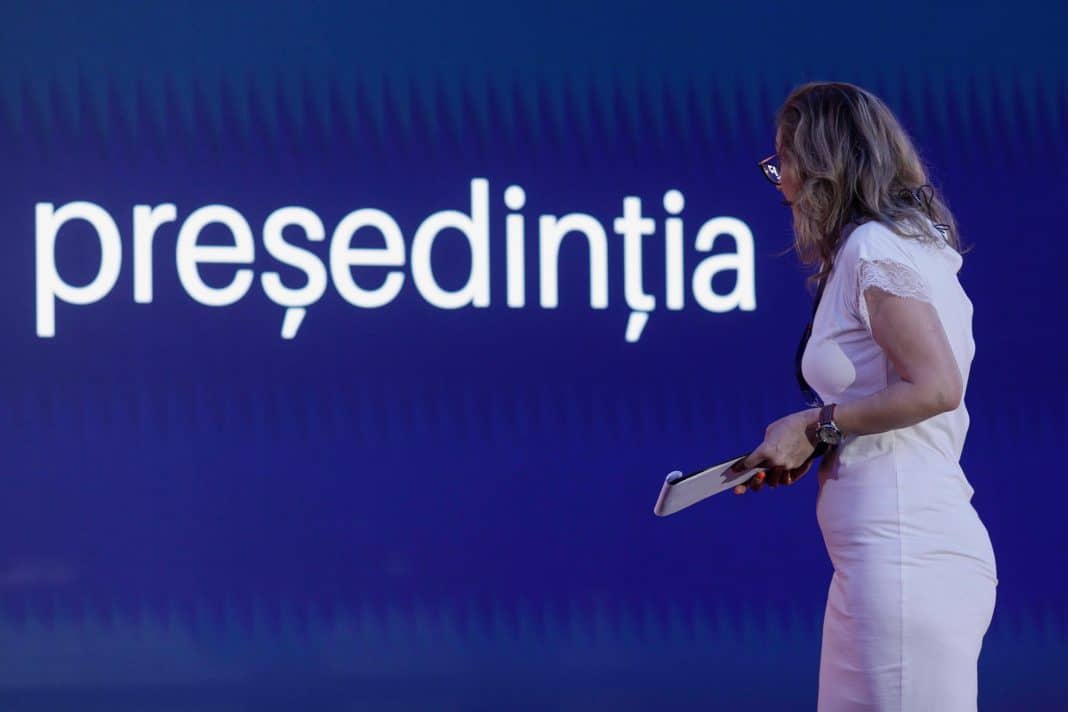 Elena Lasconi eveniment USR Elena Lasconi lângă ecran cu textul 'președinția'