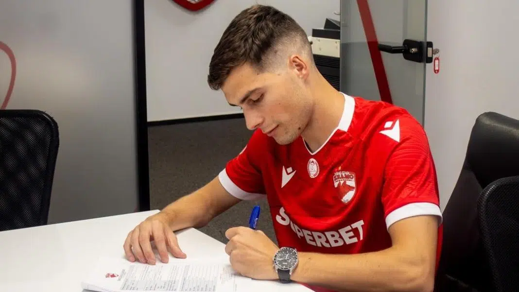 Fotbalist semnând contract, tricou roșu / alberto soro