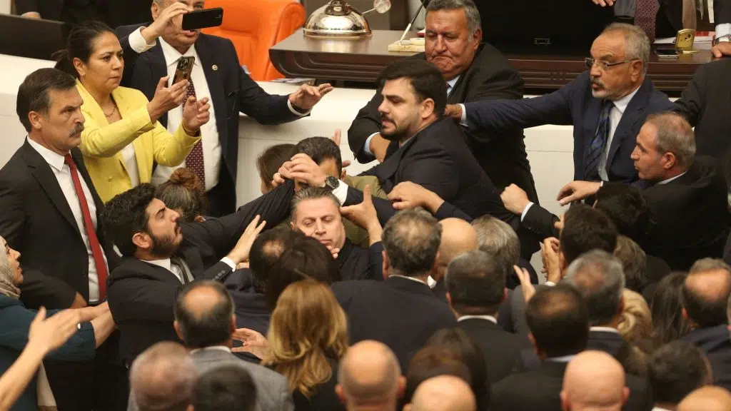 Conflict intens în parlament