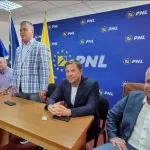 Membri PNL într-o sală de conferințe