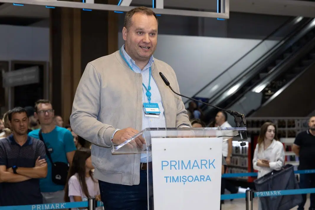 Bărbat vorbind la microfon, eveniment Primark Timișoara