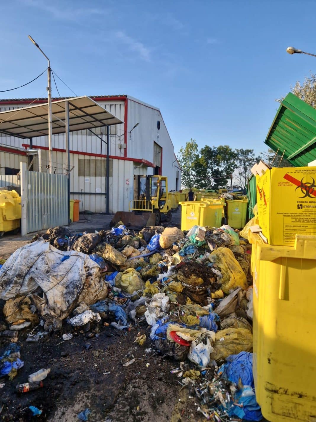 Deșeuri industriale și containere la o stație de reciclare
