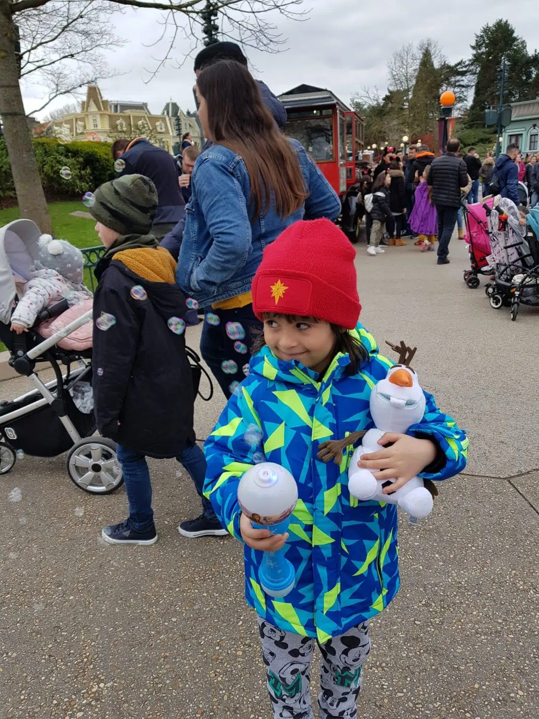 Copil cu jucării în parc Disneyland Paris