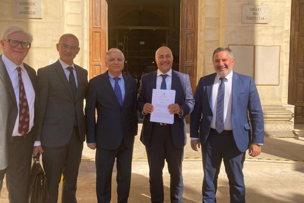 Cinci bărbați afaceri în fața Palatului Justiției