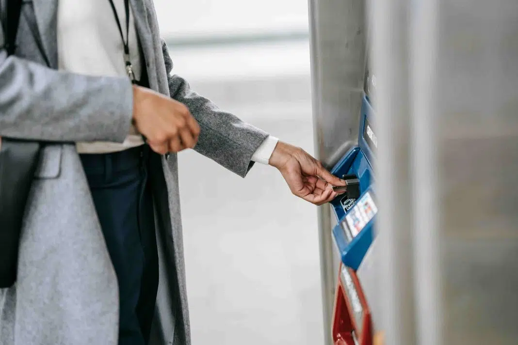 Femeie folosește un automat de bilete