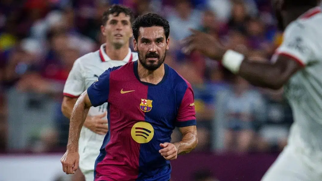 Fotbalist Barcelona în acțiune pe teren, noaptea / gundogan