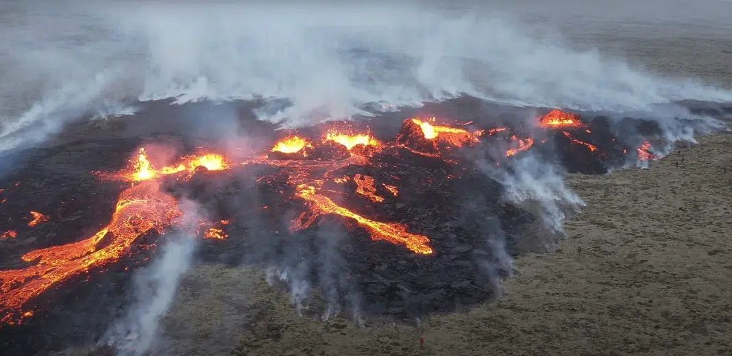 Erupție vulcanică cu lavă fierbinte și fum