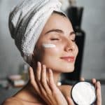 Ingrediente esențiale în cremele de ochi: ce să căutați și de ce? 