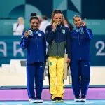 Medaliata cu aur Rebeca Andrade (centru) din echipa Braziliei, medaliata cu argint Simone Biles (stânga) din echipa Statelor Unite și medaliata cu bronz Jordan Chiles (dreapta) din echipa Statelor Unite sărbătoresc pe podium la ceremonia de decernare a medaliilor pentru exercițiul la sol feminin din cadrul competițiilor de gimnastică artistică, în a zecea zi a Jocurilor Olimpice de la Paris 2024, la Bercy Arena, pe 5 august 2024, în Paris, Franța.