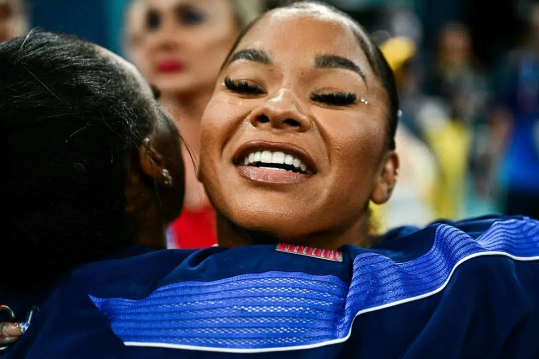 Jordan Chiles din SUA sărbătorește alături de Simone Biles din SUA după ce a câștigat medalia de bronz la finalul finalei de exerciții la sol din cadrul competițiilor de gimnastică artistică feminină, desfășurată la Jocurile Olimpice de la Paris 2024, la Bercy Arena din Paris, pe 5 august 2024.