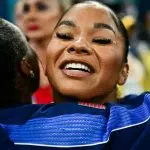 Jordan Chiles din SUA sărbătorește alături de Simone Biles din SUA după ce a câștigat medalia de bronz la finalul finalei de exerciții la sol din cadrul competițiilor de gimnastică artistică feminină, desfășurată la Jocurile Olimpice de la Paris 2024, la Bercy Arena din Paris, pe 5 august 2024.