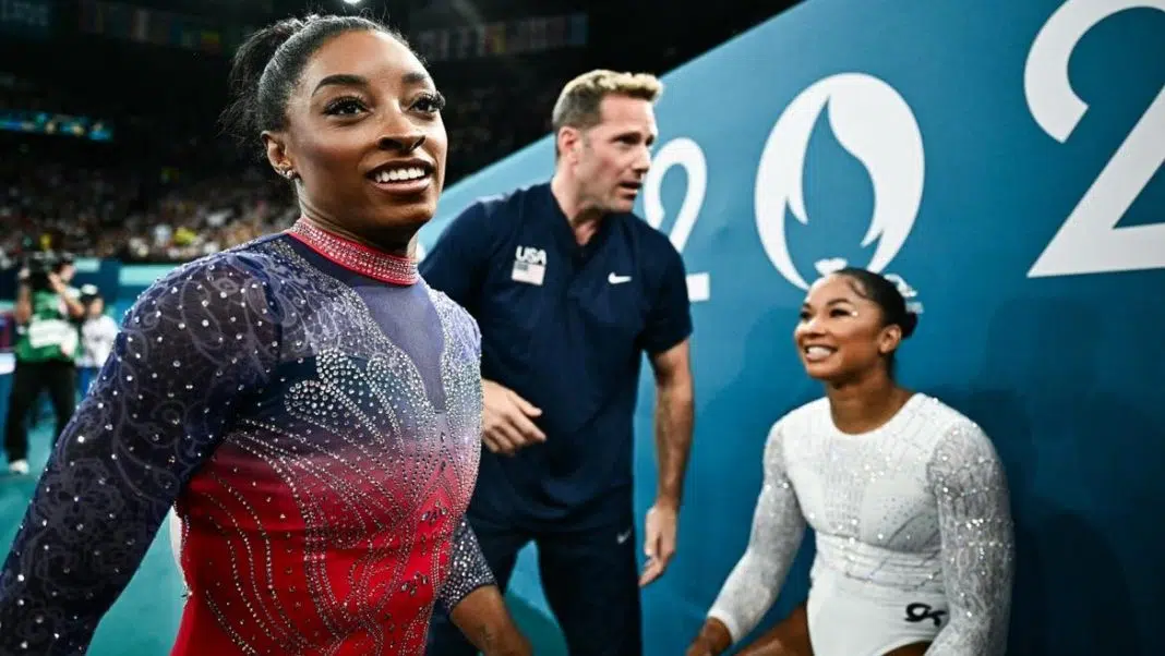 Simone Biles din SUA reacționează după ce a concurat alături de Jordan Chiles din SUA în finala de exerciții la sol din cadrul competițiilor de gimnastică artistică feminină, desfășurată la Jocurile Olimpice de la Paris 2024, la Bercy Arena din Paris, pe 5 august 2024.