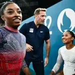 Simone Biles din SUA reacționează după ce a concurat alături de Jordan Chiles din SUA în finala de exerciții la sol din cadrul competițiilor de gimnastică artistică feminină, desfășurată la Jocurile Olimpice de la Paris 2024, la Bercy Arena din Paris, pe 5 august 2024.