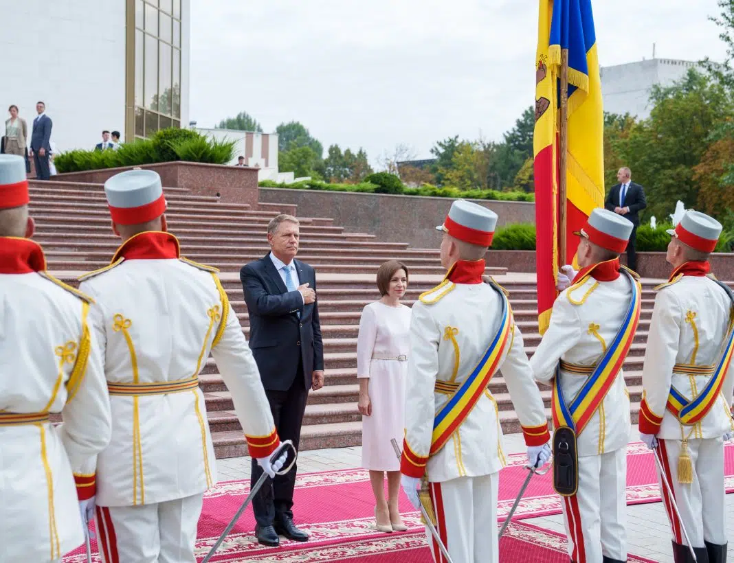 Oficiali în uniforme ceremoniale la eveniment solemn