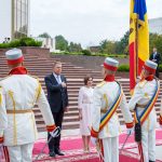 Oficiali în uniforme ceremoniale la eveniment solemn