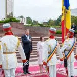 Oficiali în uniforme ceremoniale la eveniment solemn