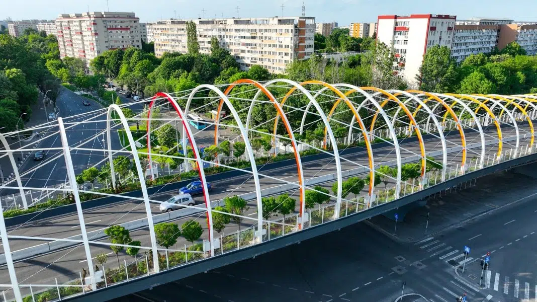 Pod urban curbat colorat peste o intersecție aglomerată