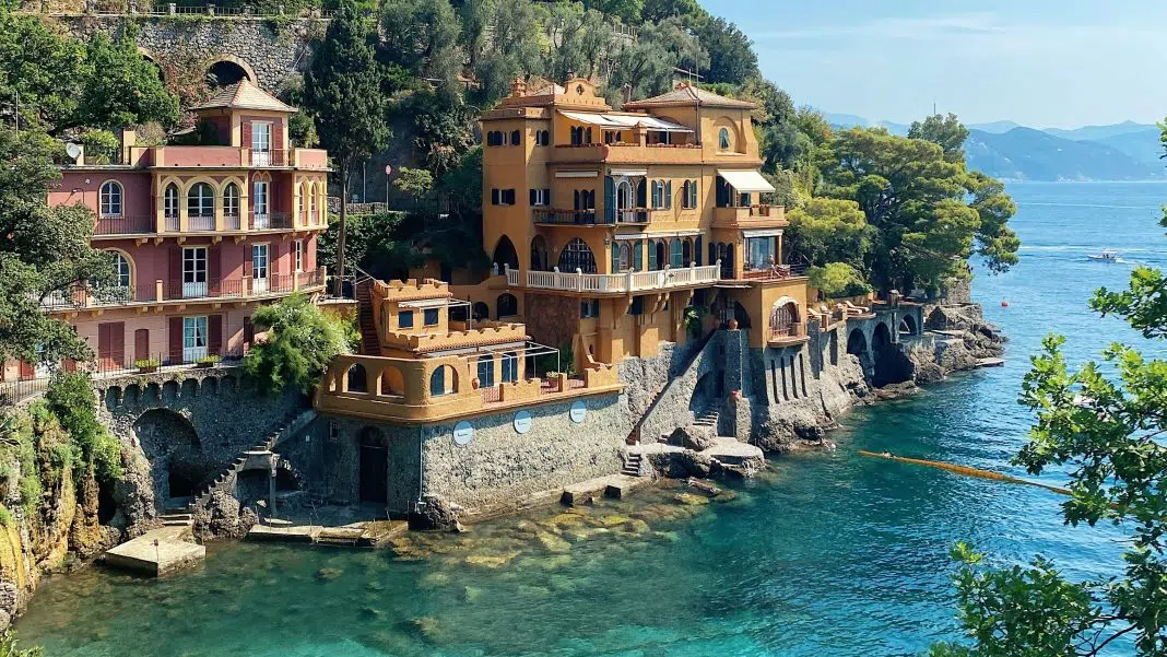 Vile colorate pe malul mării, vegetație luxuriantă / portofino italia