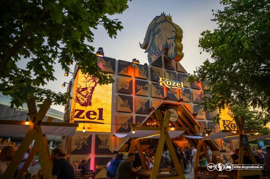 Pavilion Kozel la festival, oameni și iluminare de seară