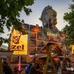 Pavilion Kozel la festival, oameni și iluminare de seară