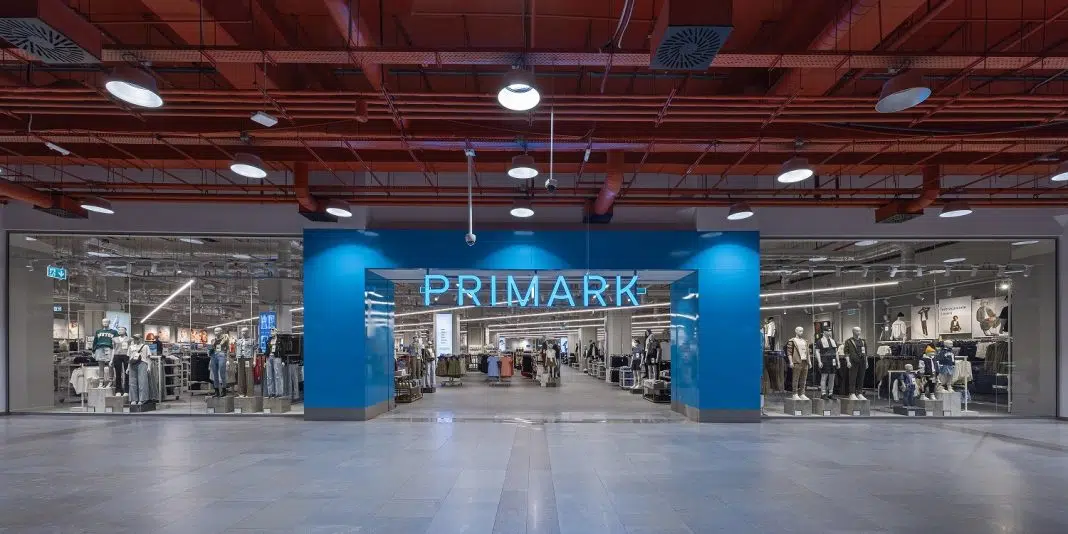 Intrarea magazinului Primark, spațios și modern