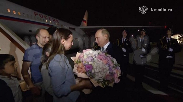 Putin cu flori la aeroport noaptea