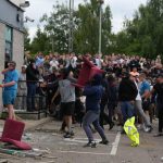 Marea Britanie, zguduită de revolte. Zeci de arestări în urma protestelor violente