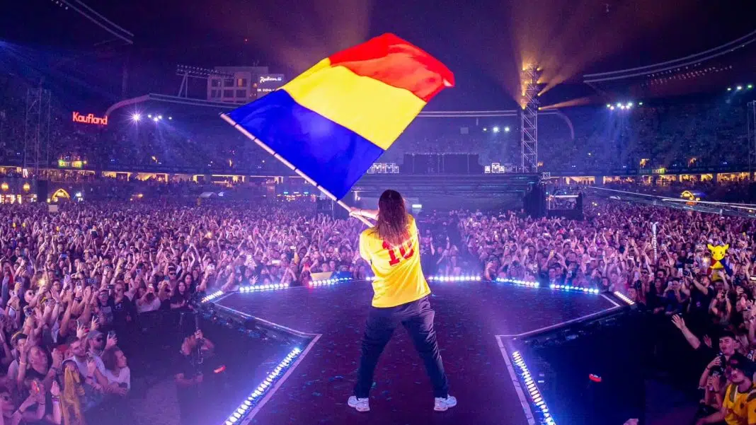 Persoană fluturând steagul României la concert / salvatore ganacci phoenix nicu covaci