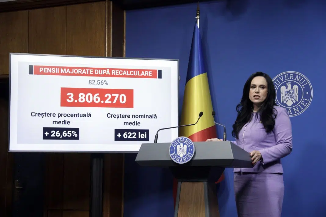 Femeie prezentând statistici pensii la conferință