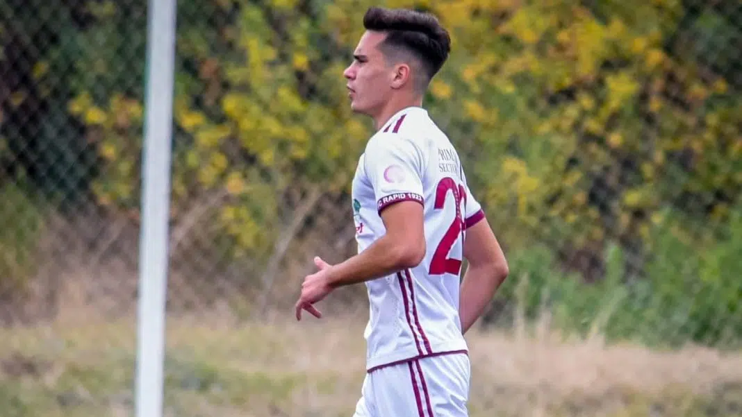 Fotbalist în echipament alb, numărul 24, jucând pe teren / ștefan pănoiu rapid