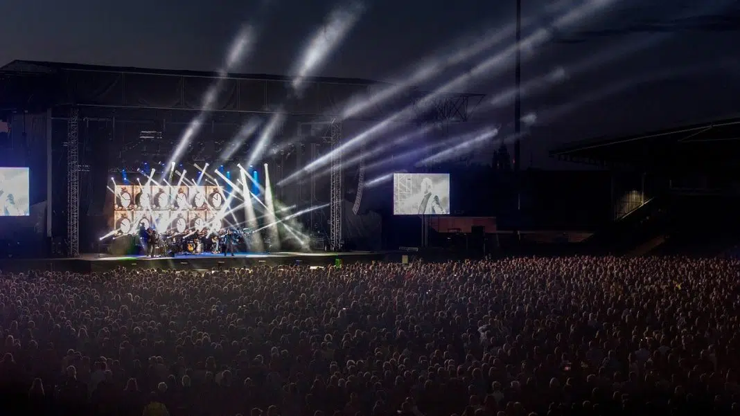 Concert noaptea, scenă iluminată, mulțime mare / taylor swift concert isis