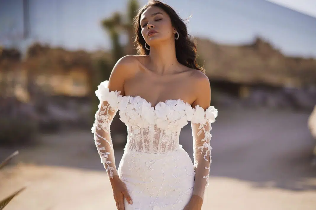 Mireasă eleganta in desert purtand rochie alba.