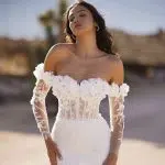 Mireasă eleganta in desert purtand rochie alba.