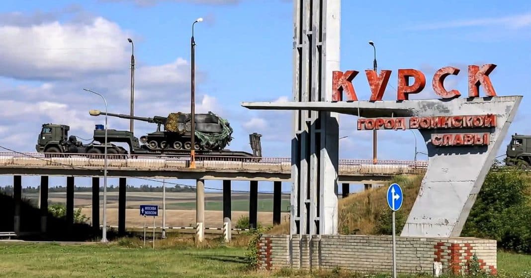 Monument militar cu tanc și inscripție 'KURSK'