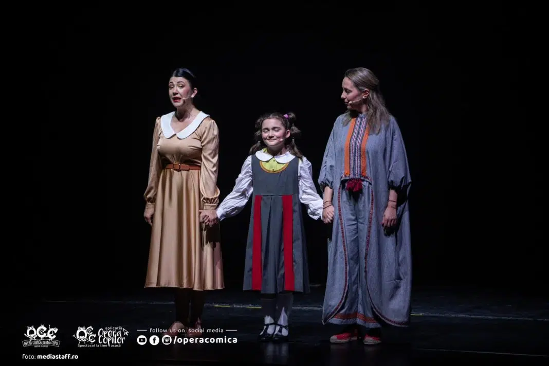 Actorii pe scenă într-o piesă de teatru