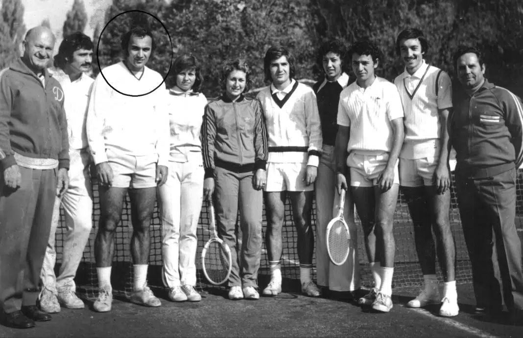 Grup de jucători de tenis vintage pe teren