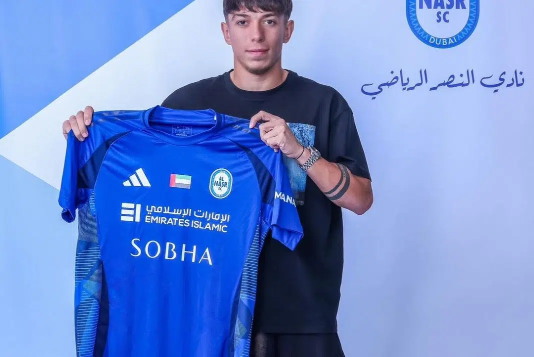 Tânăr prezentând tricou de fotbal Al Nasr