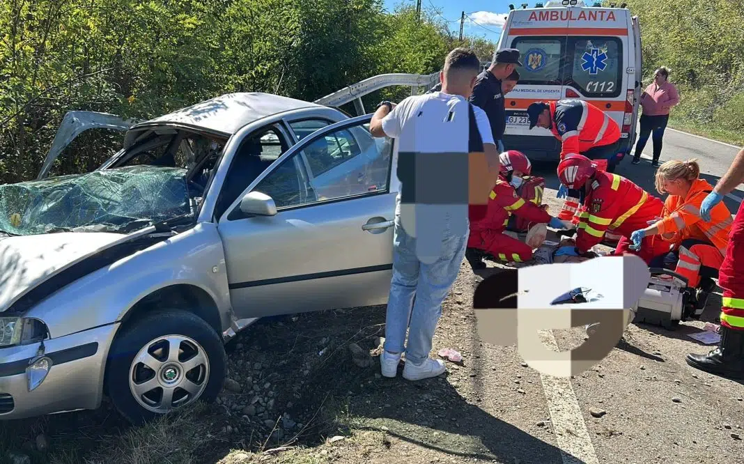 Echipă de salvare intervine la accident rutier grav