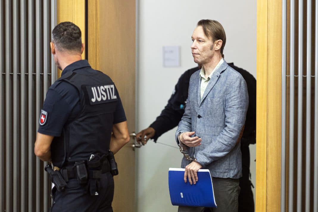 Bărbat escortat de ofițer justiție în sala tribunalului