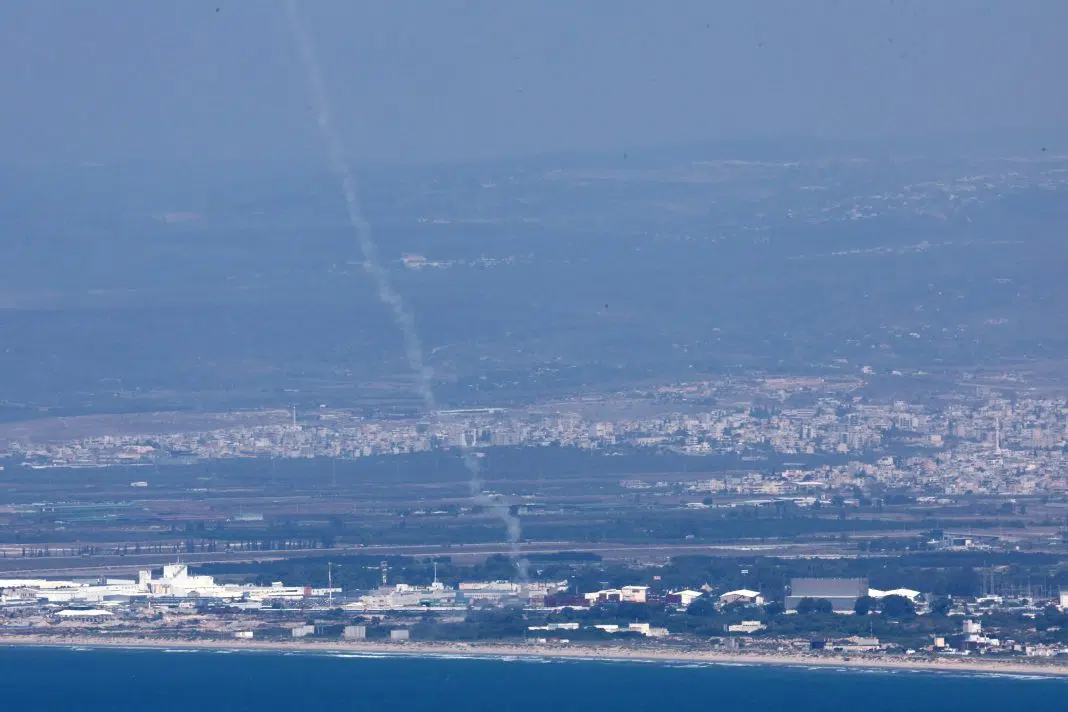 Vedere aeriană asupra orașului cu tornadă marină