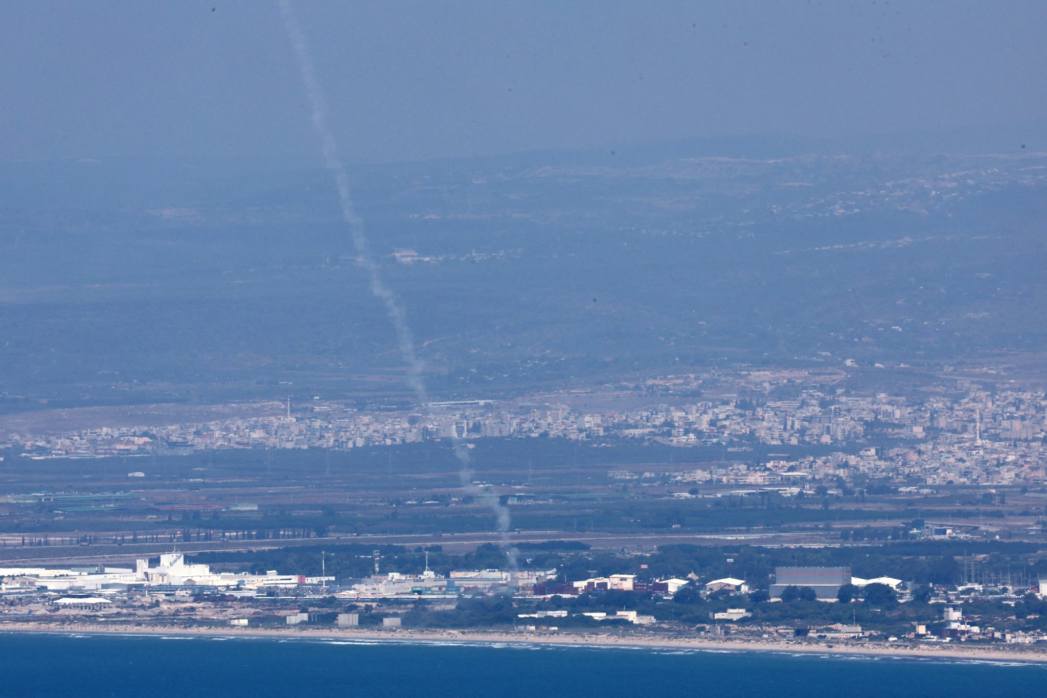 Vedere aeriană asupra orașului cu tornadă marină